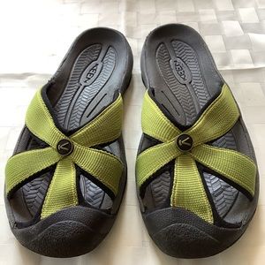 Keen Bali side sandal. Green . Women’s 8